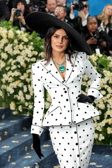 المجوهرات الفاخرة تتحول إلى حديث حفل Met Gala  لعام 2025 والقلادات المرصعة بالألماس والأحجار الكريمة تتصدر المنافسة بين النج